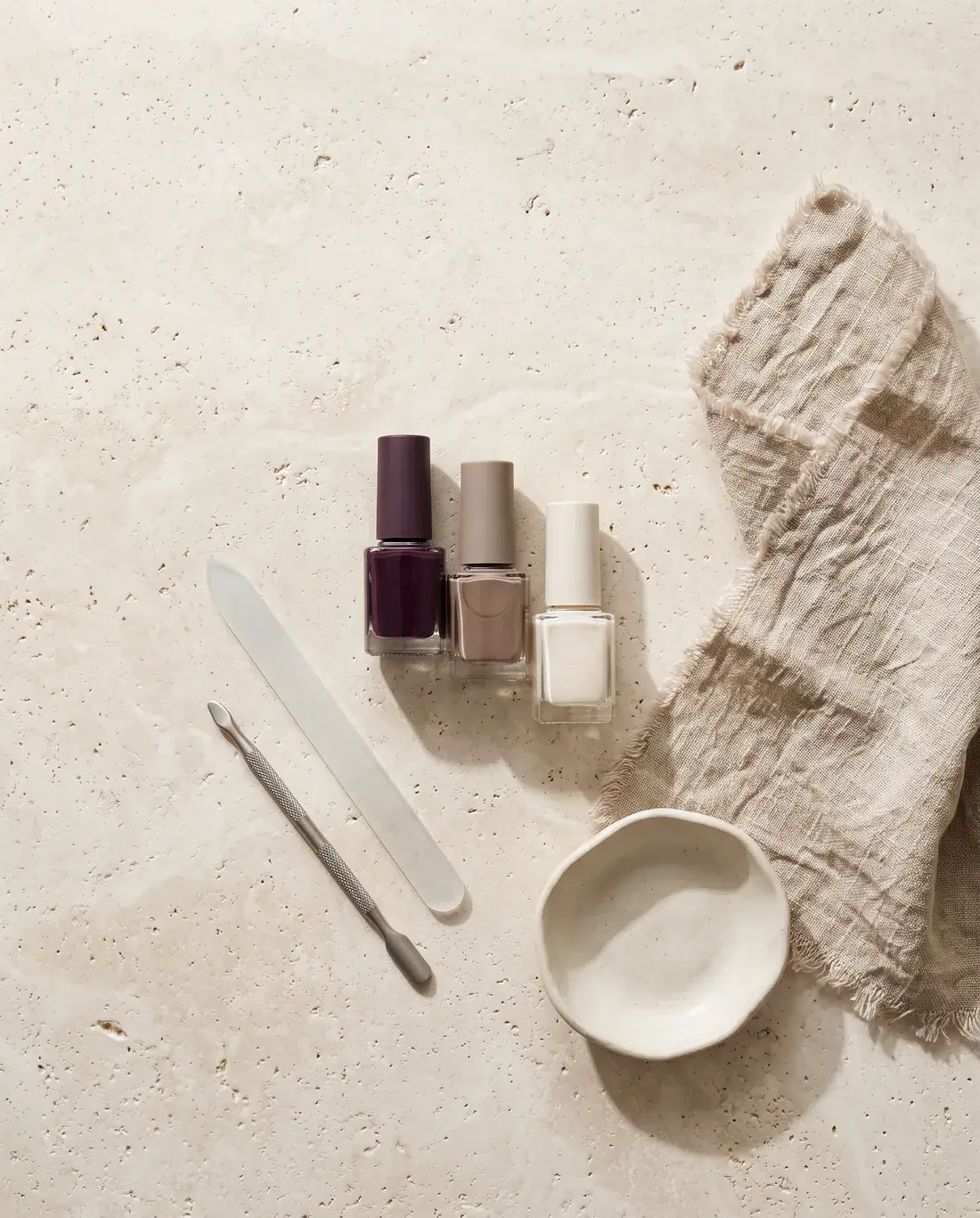 Dłonie podczas manicure w ciepłym świetle